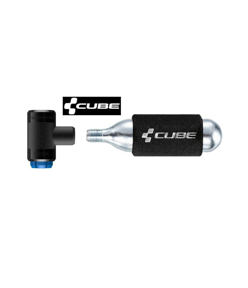 cube.race_.co2_.png Ett CO2-huvud för cykeluppblåsning av märket Cube och en CO2-patron med en svart skumhylsa, båda med Cube-logotypen, visas mot en vit bakgrund.