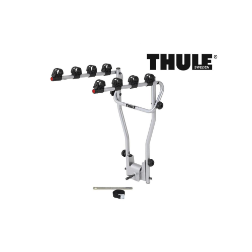 Ett silverfärgat Thule-cykelställ avsett för montering på ett fordon, med svarta och röda fästpunkter, Thule-logotypen och en medföljande monteringsrem placerad framtill.