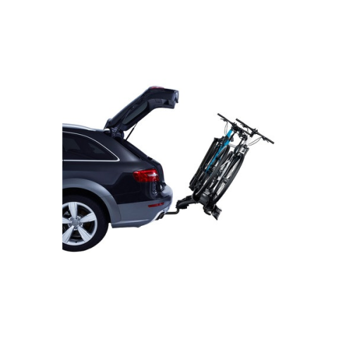 En svart bil med öppen baklucka och två cyklar monterade på ett bakre cykelställ som fästs på dragkroken.