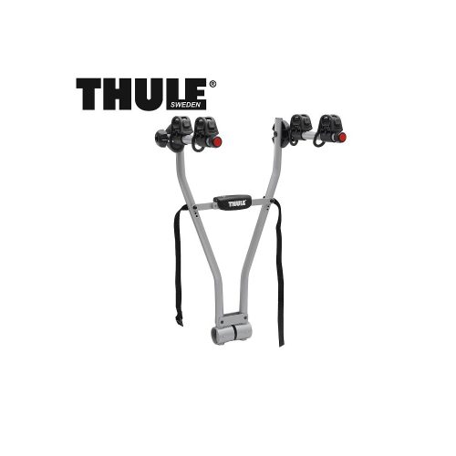 Ett Thule-cykelställ med två stödarmar och skumgummivaddering, avsett att monteras på ett fordon. Thule-logotypen visas i svart text ovanför pakethållaren. Cykelstället är grått med svarta och röda accenter.