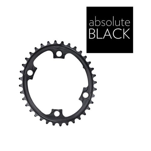 En svart cykelkedja med fyra bulthål mot en vit bakgrund; orden "absolute BLACK" står i vit text på en svart kvadrat i det övre högra hörnet.