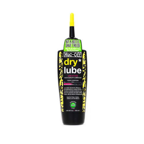 En flaska Muc-Off Dry Lube med ett precisionsmunstycke, svart etikett och gula detaljer. Flaskan gör reklam för att den är miljövänlig och lämplig för torra väderförhållanden, med text och grafik på framsidan.