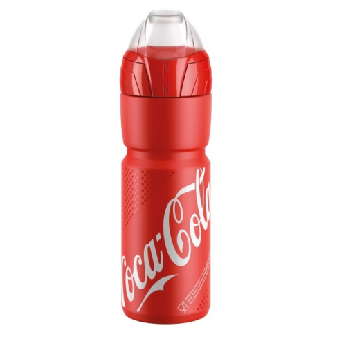 En röd plastflaska med genomskinlig kapsyl och Coca-Colas logotyp tryckt i vitt på sidan, mot en vit bakgrund.