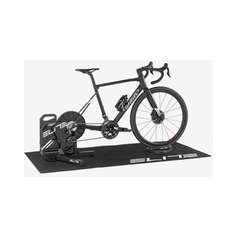 En svart racercykel monterad på en smart trainer för inomhusbruk, placerad på en svart matta med "ELITE"-märkning. Uppställningen är utformad för cykelträning inomhus.