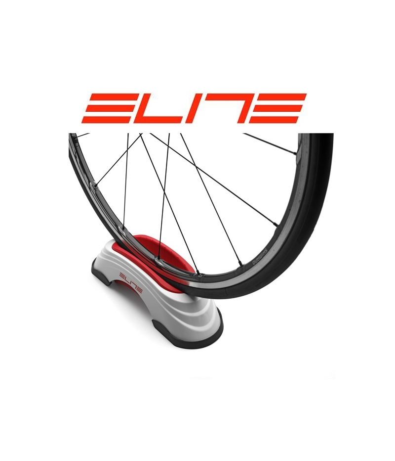 elite.travel.block_.png Närbild av ett cykelhjul placerat på ett grått och rött framhjulshöjningsblock med ordet "ELITE" i feta röda bokstäver ovanför.