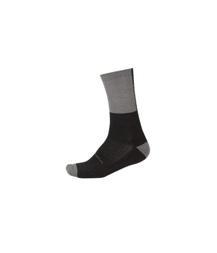 endura-baabaa-merino-sock.png En enkel strumpa i två färger, med en mörk fot och en ljus övre del. Tå- och hälområdet är också ljust, medan resten av strumpan är mörk.