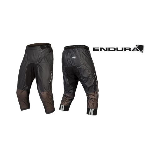Två vyer av svarta, trekvartslånga cykelbyxor med reflexdetaljer och Endura-logotyp. Det ena paret visas framifrån och det andra bakifrån, placerat bredvid Endura-logotypen.