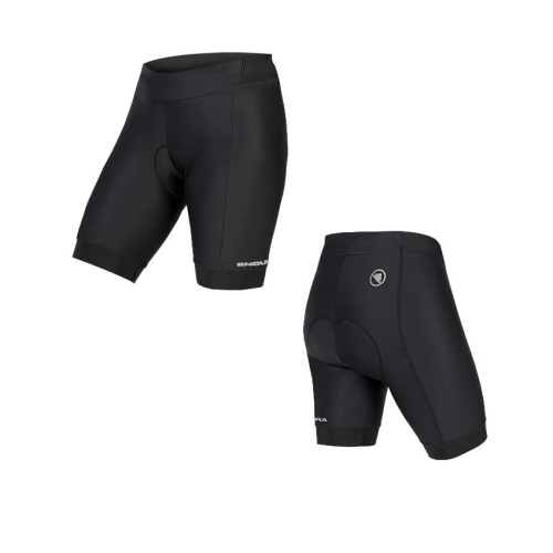 Två svarta cykelshorts visas mot en vit bakgrund. Det ena paret visas framifrån och det andra bakifrån, vilket framhäver den vadderade sitsen och den figursydda designen. Båda paren har små vita logotyper nära nederkanten.