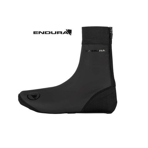 En svart Endura cykelöversko visas mot en vit bakgrund med Endura-logotypen ovanför. Överskon har en dragkedja på sidan och täcker hela skon och vristen.