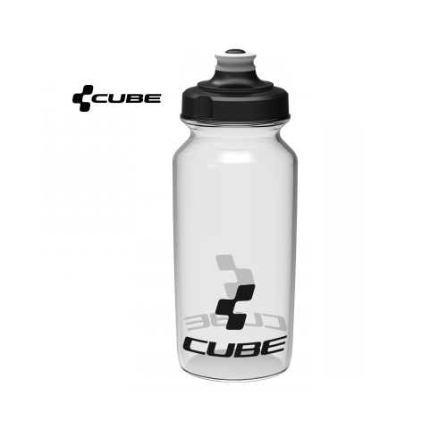 Vattenflaska i klar plast med svart skruvlock och push-pull-pip, med ordet "CUBE" och en geometrisk logotyp i svart på sidan. Samma logotyp finns i det övre vänstra hörnet.