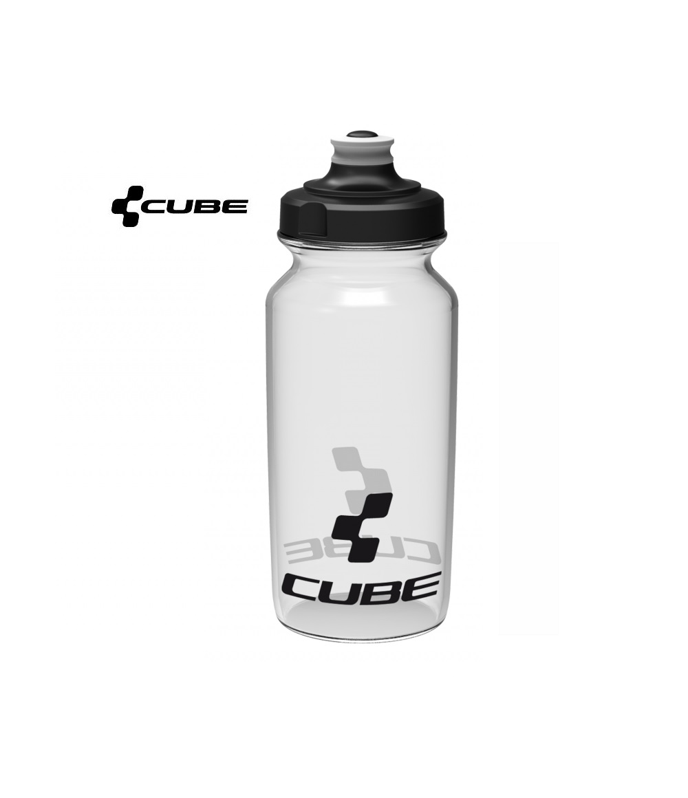 flaska-cube-05-l-transparant.png Vattenflaska i klar plast med svart skruvlock och push-pull-pip, med ordet "CUBE" och en geometrisk logotyp i svart på sidan. Samma logotyp finns i det övre vänstra hörnet.