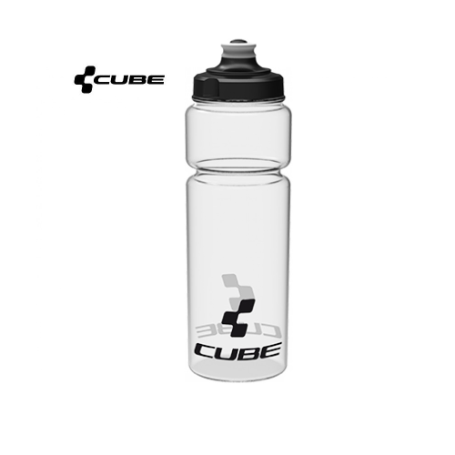 En vattenflaska i genomskinlig plast med svart skruvkork och varumärket "CUBE" tryckt med svarta och grå bokstäver på framsidan. Samma CUBE-logotyp visas i det övre vänstra hörnet av bilden.
