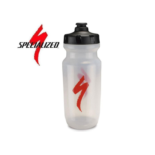 En Specialized-vattenflaska i klar plast med svart skruvlock och röd Specialized-logotyp på framsidan, mot en vit bakgrund med Specialized-logotypen till vänster.