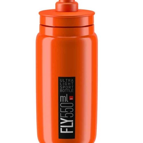 En sportflaska i orange plast med push-pull-pip, märkt "Ultra Light Sport Bottle FLY 550 ml" i svart, vit och grå text på framsidan.