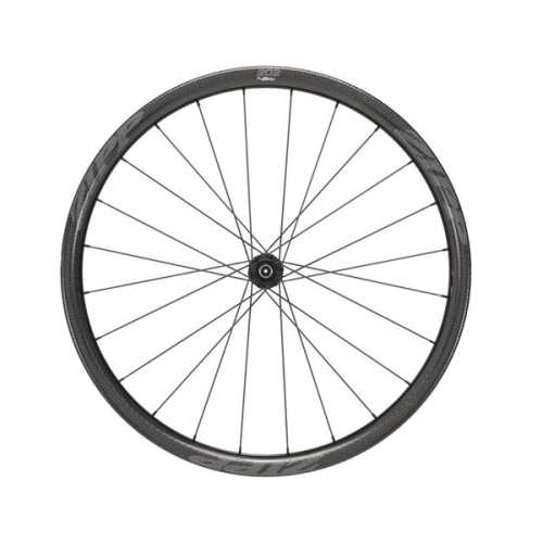 Ett svart cykelhjul med kolfiberfälg och tunna ekrar av metall, sett från sidan mot en vit bakgrund.