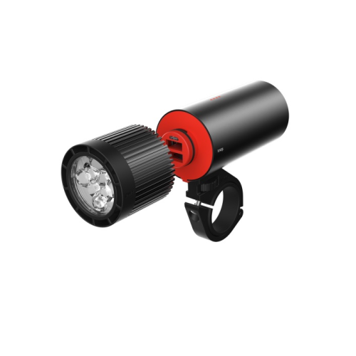 En svart och röd cylindrisk cykelstrålkastare med ett styrfäste och en exponerad USB-laddningsport mellan strålkastaren och huvuddelen.