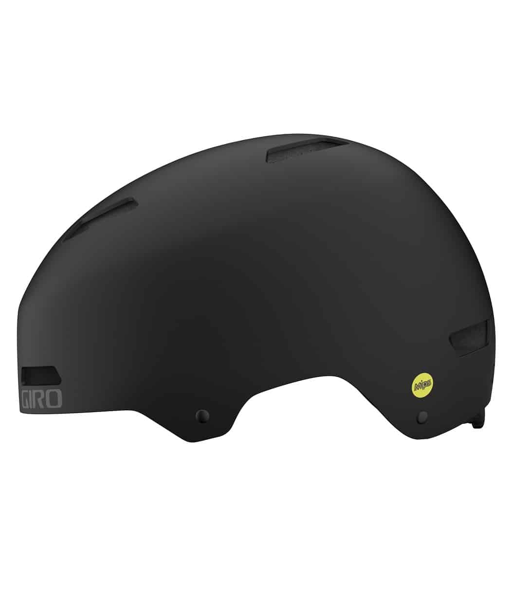giro-quarter-fs-mips-dirt-helmet-matte-black-right.jpg En mattsvart cykelhjälm med ett slätt, rundat skal. Hjälmen har ventilationsspringor, ett litet gult "MIPS"-märke på baksidan och "GIRO"-logotypen på sidan.