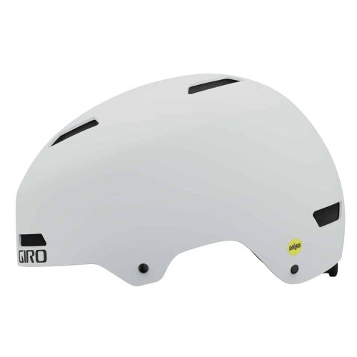 En vit aerodynamisk cykelhjälm med svarta ventilationsspringor, "Giro"-logotypen på sidan och ett litet gult "MIPS"-klistermärke nära ryggen.