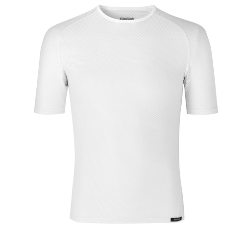 En enfärgad vit kortärmad sport-t-shirt visas mot en vit bakgrund. T-shirten har en rund halsringning och ett subtilt texturerat mönster.