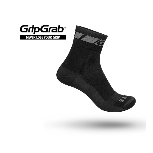 En enda svart GripGrab-strumpa med ett subtilt grått mönster hänger mot en vit bakgrund. GripGrab-logotypen och sloganen "Never Lose Your Grip" visas i det övre vänstra hörnet.