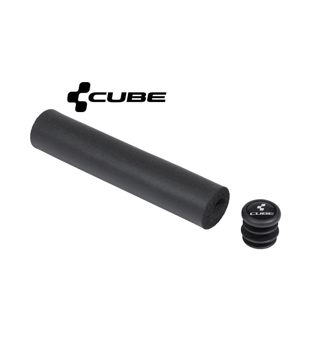 handtag-cube-scr-grips.png Ett svart styrgrepp av skumplast och en matchande ändplugg, båda med Cube-logotypen, visas mot en vit bakgrund. Cube-logotypen visas också tydligt ovanför föremålen.