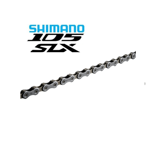 Närbild av en cykelkedja med logotyperna Shimano 105 och SLX i blå och svart text ovanför på en vit bakgrund.