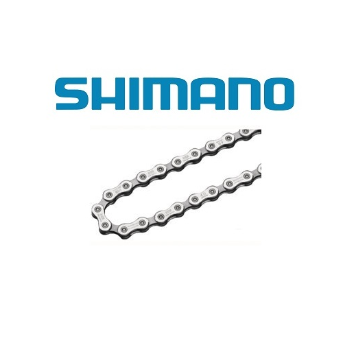 En silverfärgad cykelkedja visas under den blå Shimano-logotypen mot en vit bakgrund. Endast en del av kedjan är synlig, med fokus på den övre vänstra kurvan.