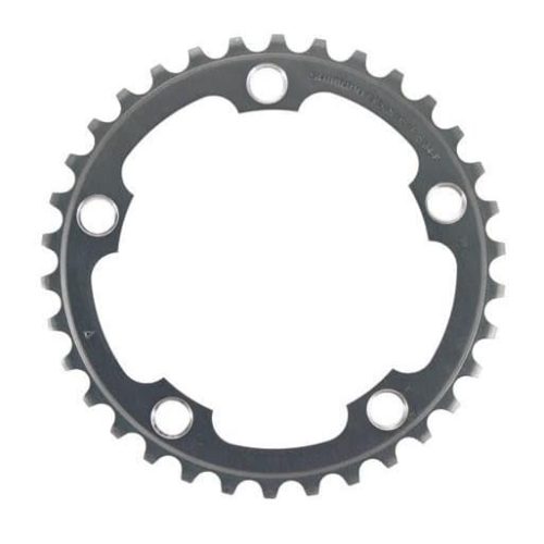 En cykelkedja av metall med jämnt fördelade tänder runt kanten och fem bulthål för fastsättning på ett vevparti.