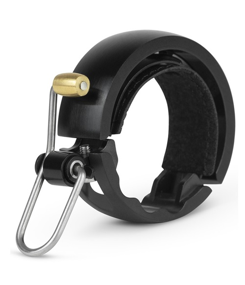 knog.oi_.luxe_.svart_.png En svart, rund cykelklocka i minimalistisk design med slagstift i mässing och spak i metalltråd, monterad på en svart, justerbar rem.