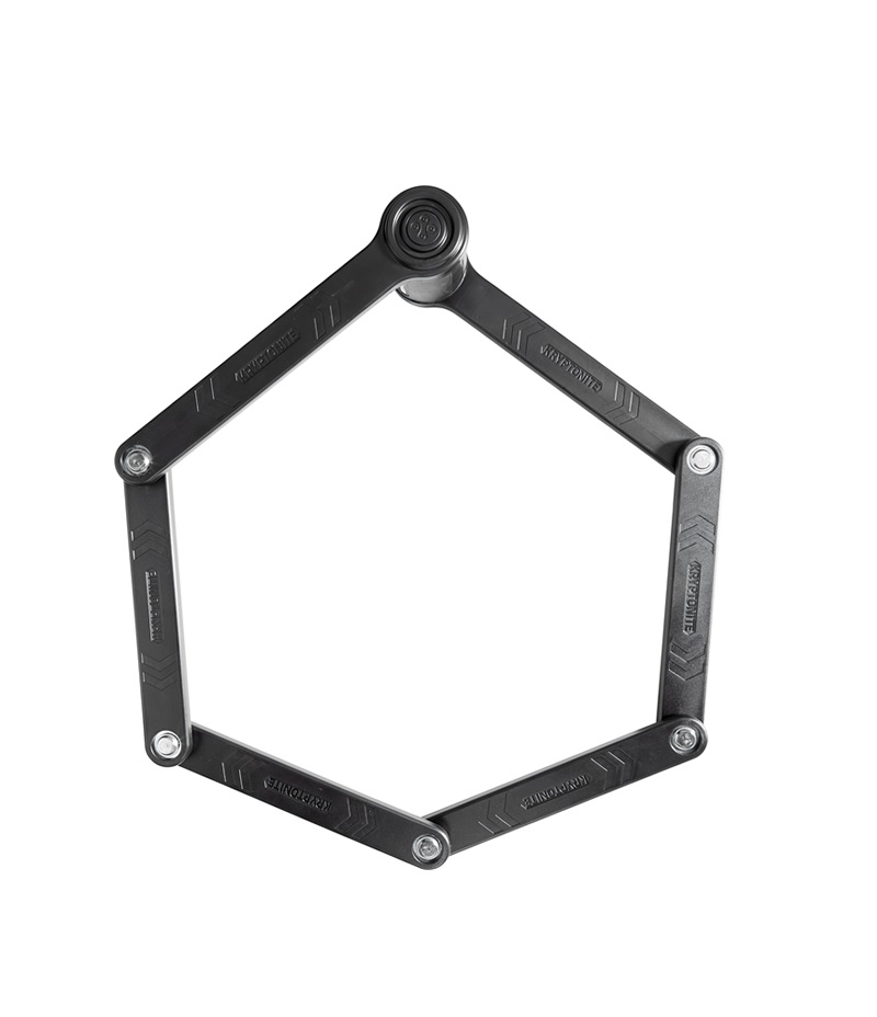 kryptonite.keeper.510.png Ett svart, hopfällbart cykellås med fem metallstänger som är sammankopplade med nitar, arrangerade i en pentagonform mot en vit bakgrund.