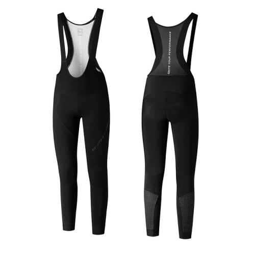 Fram- och bakifrån på svarta cykeltights med axelremmar, bakstycken i mesh och förstärkta texturerade partier på nedre delen av benen. Vit varumärkestext är synlig på övre delen av ryggen.