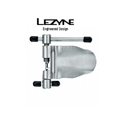Ett Lezyne-kedjeverktyg visas med en metallisk kropp, tre svarta handtag och en stämplad Lezyne-logotyp. Bakgrunden är vit med Lezyne-logotypen och texten "Engineered Design" ovanför verktyget.