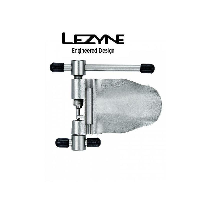 lezyne-multiverktyg.png Ett Lezyne-kedjeverktyg visas med en metallisk kropp, tre svarta handtag och en stämplad Lezyne-logotyp. Bakgrunden är vit med Lezyne-logotypen och texten "Engineered Design" ovanför verktyget.