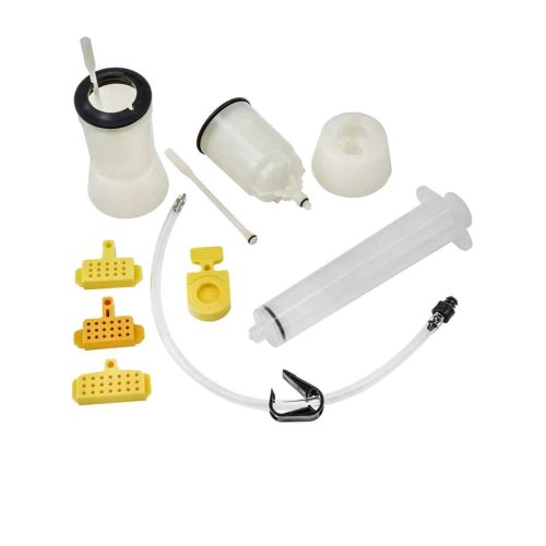 En samling biodlingsverktyg, inklusive en spruta, en flexibel slang, bidrottningsburar, en vit plastmugg och andra små plastkomponenter, alla placerade på en vit bakgrund.