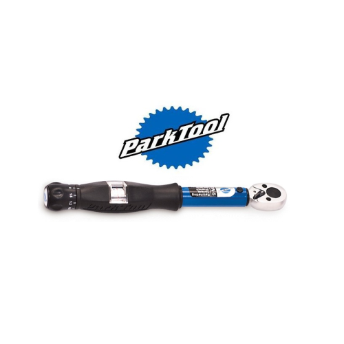En Park Tool momentnyckel med svart handtag, blått skaft och silverfärgat spärrhuvud är placerad framför Park Tools logotyp, som har vit text på en blå bakgrund.