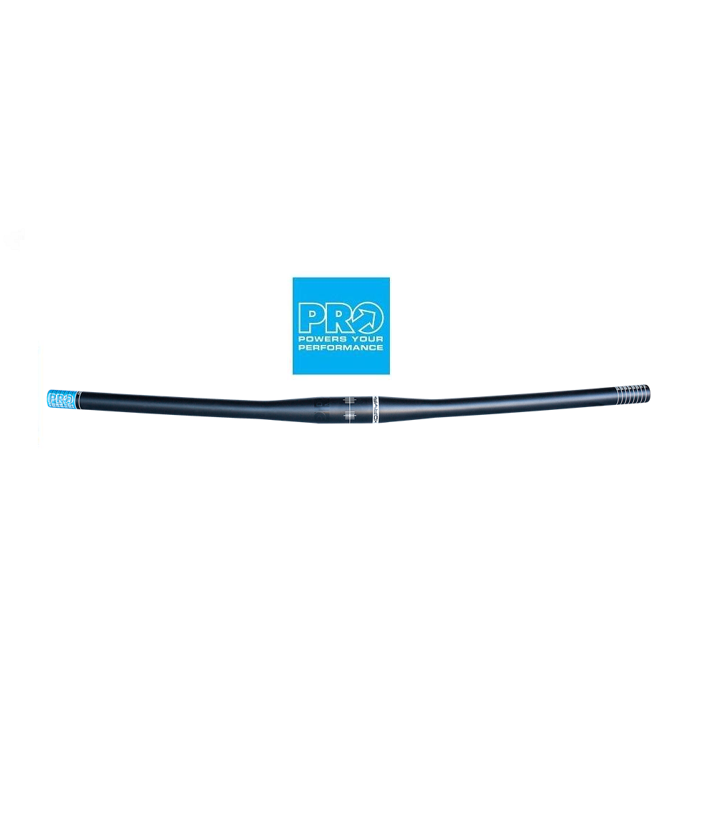 mtb-styre-pro-koryak-flatbar.png Ett rakt svart cykelstyre med silvermarkeringar i båda ändar och en logotyp i mitten, mot en vit bakgrund med en blå "PRO"-logotyp ovanför.