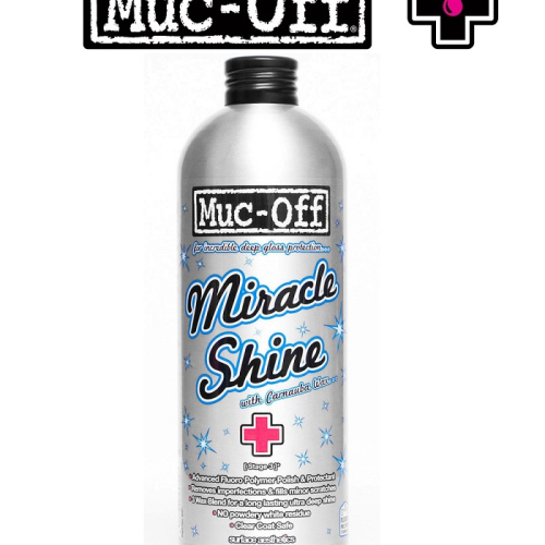En silverfärgad flaska märkt "Muc-Off Miracle Shine with Carnauba Wax" visas. Etiketten har blå, svart och vit text med stjärngrafik och en rosa korssymbol. Muc-Off logotyper visas ovanför flaskan.