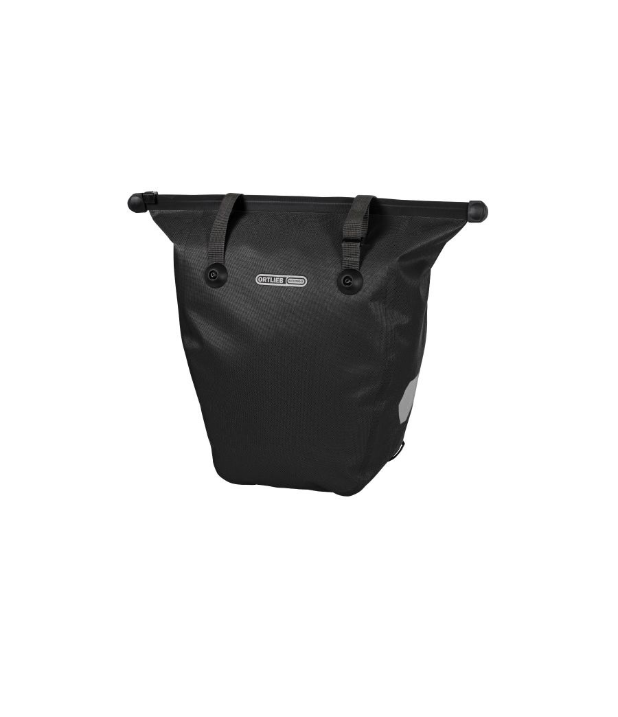 ortlieb.bikeshopper.city_.svart_.png En svart, vattentät cykelväska med två fästremmar och ett handtag upptill, med en liten logotyp i mitten och reflexer på sidorna.