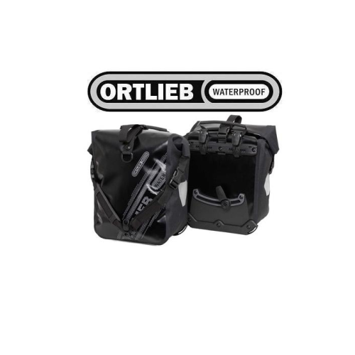 Två svarta Ortlieb vattentäta väskor visas, en vänd framåt för att visa logotypen och en vänd för att visa fästanordningarna. Ortlieb Waterproof-logotypen visas ovanför väskorna.