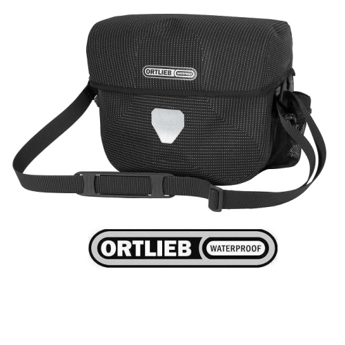 En svart Ortlieb vattentät axelremsväska med strukturerat mönster, justerbar rem, reflekterande patch på framsidan och Ortlieb Waterproof-logotypen under väskan.