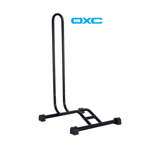 Ett cykelställ i svart metall med en upprättstående stödstång och en rektangulär bas, fotograferat mot en vit bakgrund. Den blå OXC-logotypen syns ovanför stativet.