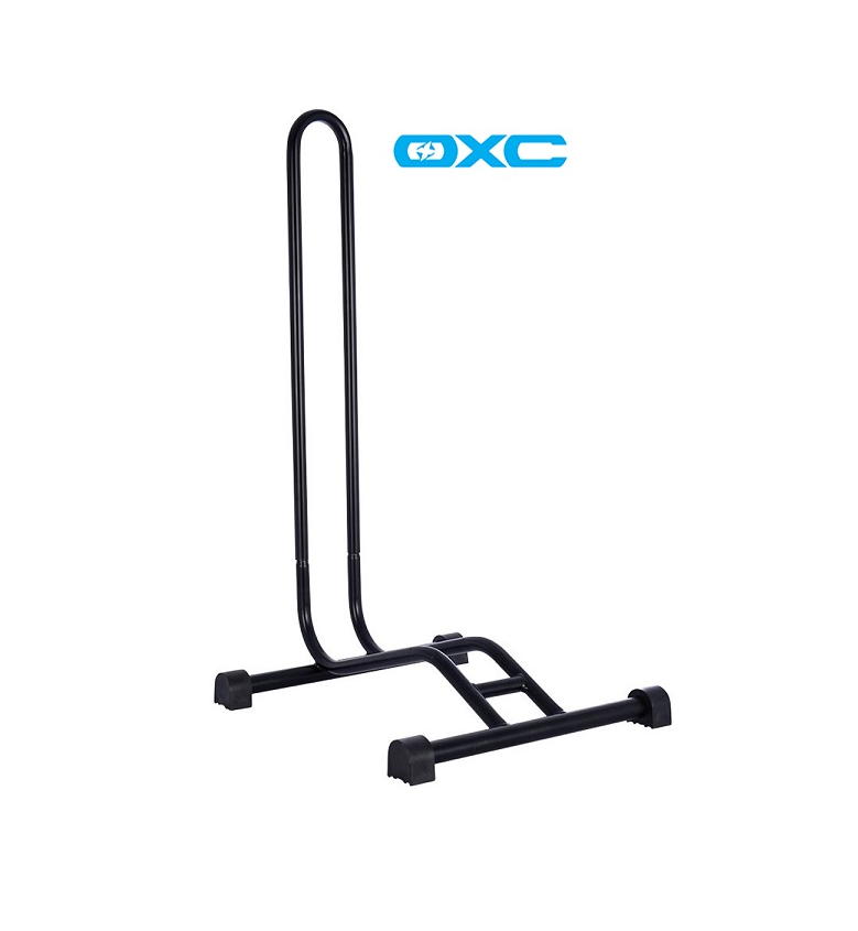 oxc-stall.png Ett cykelställ i svart metall med en upprättstående stödstång och en rektangulär bas, fotograferat mot en vit bakgrund. Den blå OXC-logotypen syns ovanför stativet.