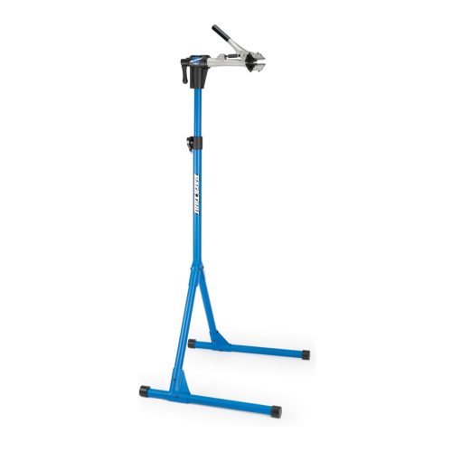 Ett blått och svart cykelreparationsställ med en klämma upptill för att hålla fast en cykelram, stöttat av två ben och en central vertikal stolpe, isolerat på en vit bakgrund.