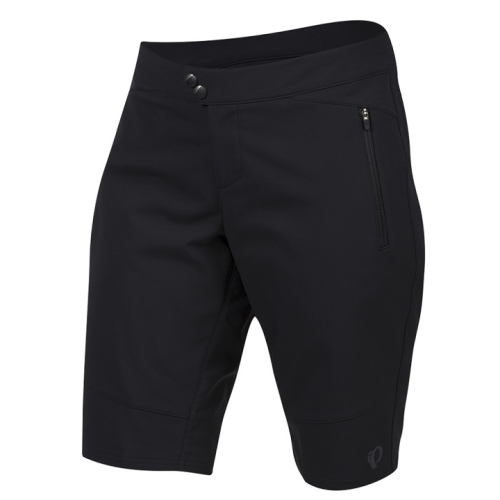 Ett par svarta knälånga shorts med en ficka med dragkedja på höger sida, dubbelknäppning i midjan och en diskret logotyp nära vänster nederkant.