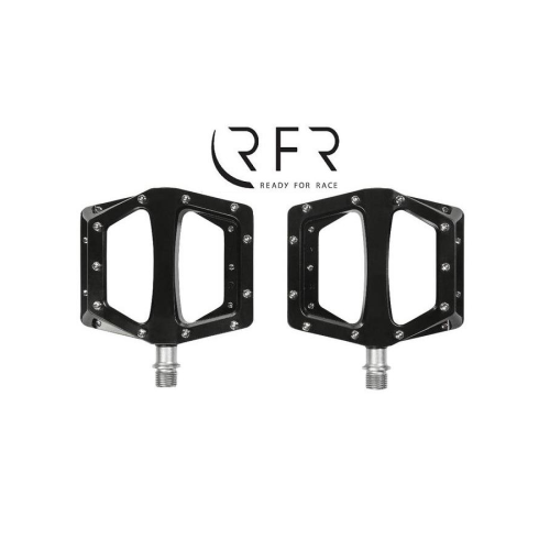 Två svarta cykelpedaler av metall med silverfärgade stift och axlar är placerade sida vid sida mot en vit bakgrund. Ovanför dem finns logotypen "RFR READY FOR RACE" i svart text.