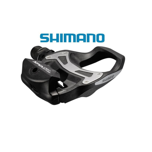 En svart och silverfärgad Shimano-cykelpedal visas mot en vit bakgrund, med den blå Shimano-logotypen ovanför pedalen.