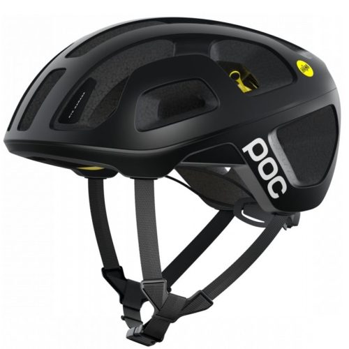 En svart POC-cykelhjälm med flera ventilationsöppningar, MIPS-säkerhetsdekaler och justerbara hakremmar, sedd från sidan mot en vit bakgrund.