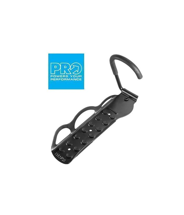 pro-upphangningskrok.png Svart väggmonterad cykelkrok med vadderad arm och monteringsplatta, bredvid en blå "PRO Powers Your Performance"-logotyp på vit bakgrund.