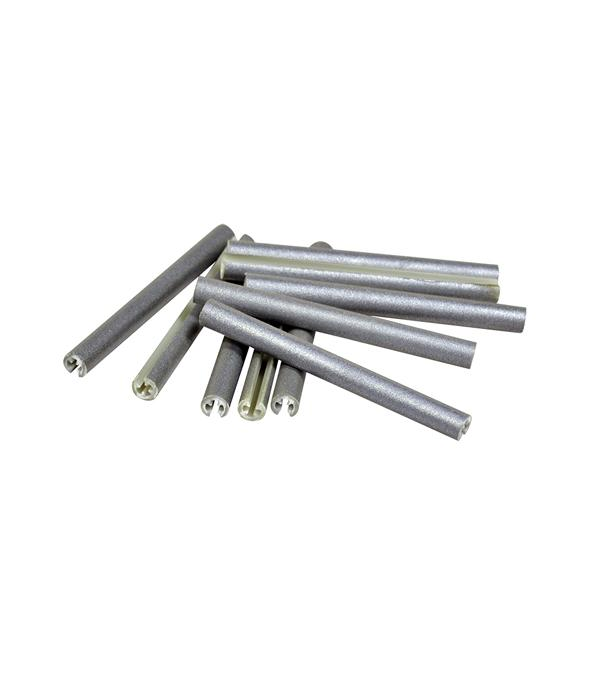 reflex-oxc-clip-on-eker.png En grupp cylindriska stavar i silvermetall ligger utspridda på en vit bakgrund. Varje stav har en ihålig mitt som syns i ändarna.