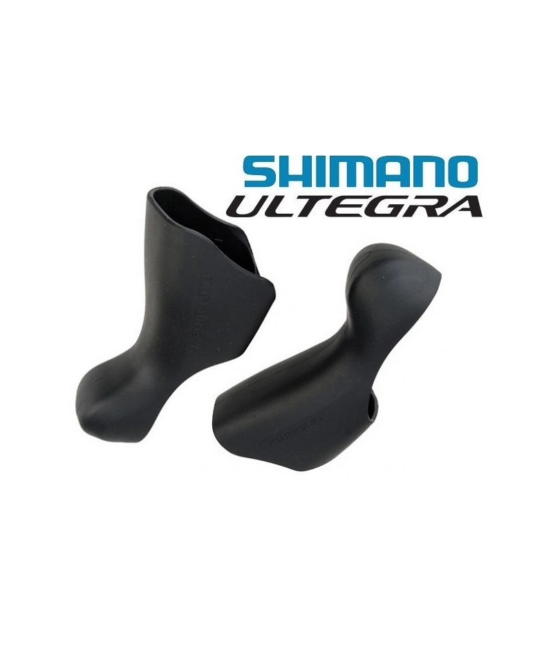 reglageskydd-shimano-till-ultegra-st-6700.png Ett par svarta Shimano Ultegra-bromshandtagshuvar visas mot en vit bakgrund, med Shimano Ultegra-logotypen i blå och svart text ovanför dem.
